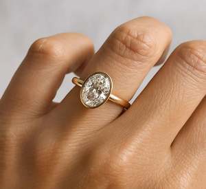 Anillo de Compromiso y Boda de Moissanita con Corte Ovalado de 2 Quilates, Engaste de Garras, Chapado en Oro de 18K, Lujoso, Regalo Perfecto - Product Image 4