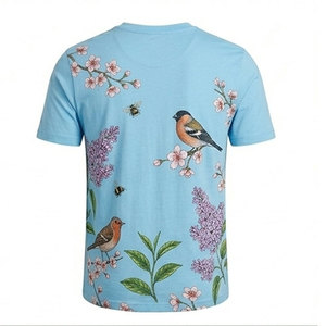 Camiseta de manga corta con estampado floral azul claro, cuello redondo, corte regular, estilo casual de algodón con diseño de pájaros y flores. - Product Image 6