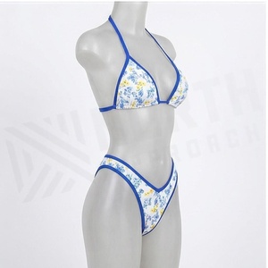 Ensemble de bikini à imprimé floral pour femmes, haut à col licou, bas string, maillot de bain extensible à bordure bleue - Product Image 3