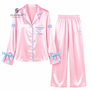 Conjunto de Pijama de Satén para Mujer Gamma Phi Delta, Manga Larga, Abotonado, Bordado, Dos Piezas, Color Rosa con Ribete Azul - Product Image 1