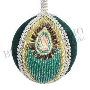 Brazeal Studio - Ornements de Noël faits main en velours et satin, écologiques, brodés de perles, personnalisés, 4 pouces (10 cm), dorés, fabriqués en usine - Product Image 2