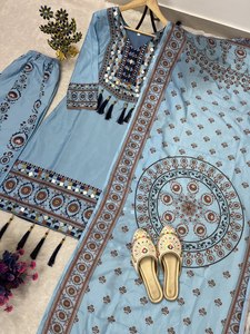 Ensemble Kurti et Palazzo Festif pour Femmes en Maslin |   Tenue ethnique avec impression numérique, travail miroir et dupatta à latkan - Product Image 5
