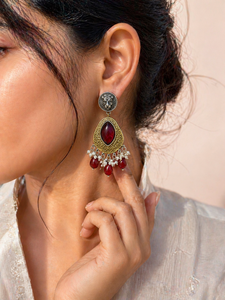 ELVORA GEMS Boucles d'oreilles vintage style lustre avec motif tête de lion, cristaux rouges et perles d'imitation, serti griffe, bijoux de fête pour femme - Product Image 3
