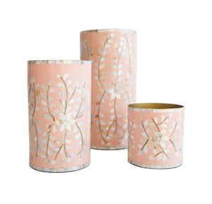 Ensemble de vases de table ronds en nacre rose à motifs floraux, faits à la main, décoration contemporaine - Product Image 2