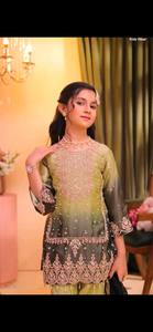 ชุดสูทปาลาซโซผ้าไหม GMY ปักลายหรูหรา พร้อมผ้าคลุมไหล่ผ้าออร์แกนซ่า และงานปักมุกแฟนซี - Product Image 2