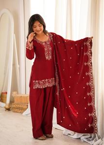 Ensemble de costume Salwar trois pièces pour femme en soie romaine avec Kurta Jari, Shalwar Farshi large, Dupatta à bordure de sequins et motif de point de couture sur le col - Product Image 4