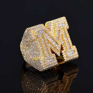 Anillo con Letra M Grande, Estilo Iced Out, con Diamantes Moissanite VVS en Corte Baguette, Anillo de Sello con Inicial, Unisex, Joyería Hip Hop - Product Image 6