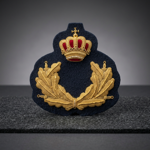 Écusson brodé personnalisé danois avec couronne et guirlande de lauriers, à coudre sur tissu pour uniforme ou vêtement - Product Image 1