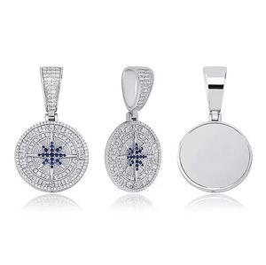 Colgante de Moneda con Diamantes Iced Out, Chapado en Oro Blanco, Latón con Micro Zirconia Azul, Colgante con Diseño de Brújula - Product Image 2