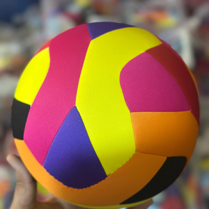 Ballon de football classique léger et durable pour adultes, respirant et rembourré, idéal pour l'entraînement au jonglage en air, options personnalisables - Product Image 1