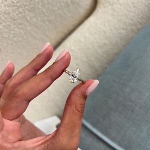 Anillo de Compromiso Moderno con Diamante Cultivado en Laboratorio, Corte Pera, Media Engaste, Minimalista, Solitario, Oro Amarillo de 18K, Certificado IGI, 1.6mm, para Mujer - Product Image 4