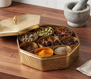 Boîte à épices hexagonale en métal haut de gamme avec couvercle sculpté, support de rangement oriental fait main pour la cuisine - Product Image 1
