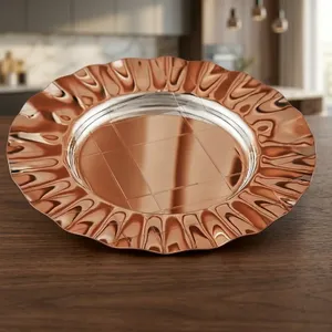 Plateau à chocolat circulaire métallique élégant avec un bord ondulé très texturé, une pièce moderne et luxueuse pour le service - Product Image 3