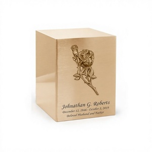 โกศทรงลูกบาศก์ทองเหลืองโบราณลายดอกไม้สำหรับใส่เถ้ากระดูกมนุษย์ - Product Image 1