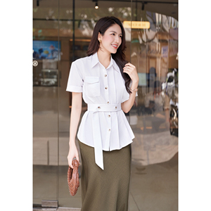 เสื้อเชิ้ตแขนสั้นสีขาวลำลองสำหรับผู้หญิง คอปกพับได้ ดีไซน์ไม่สมมาตร พร้อมเข็มขัด สวมใส่สบายในฤดูร้อน ออกแบบตามสั่ง SILAS - Product Image 1