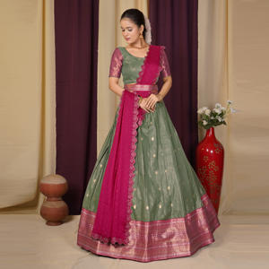 Lehenga Choli de Seda Banarasi con Motivos Tejidos Ricos, Borde Tradicional Ancho, Blusa Elegante y Dupatta Sofisticada - Product Image 4