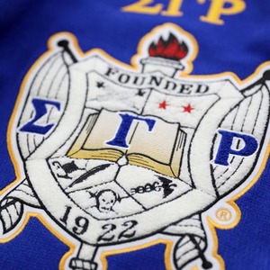 เสื้อสเวตเตอร์คอวี Sigma Gamma Rho สีน้ำเงินรอยัล แขนเสื้อสีทอง ปักลายตราสัญลักษณ์ เสื้อถักสำหรับผู้ชาย ระบายอากาศได้ดี เสื้อกันหนาวสำหรับฤดูหนาว - Product Image 3