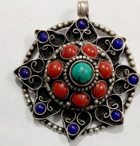 Pendentifs floraux sertis de pierres rondes - Product Image 3