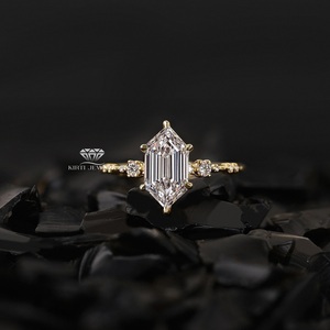 Anillo de Compromiso de Oro Amarillo de 10k con Diamante Corte Esmeralda para Mujer, Calidad Estándar, Estilo Clásico Natural - Product Image 3