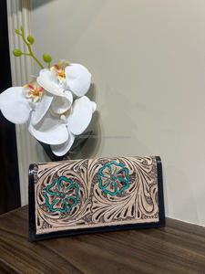 Nouveau véritable cuir repoussé à la main embrayages à deux volets femmes portefeuilles conçus vente chaude en cuir repoussé Unique élégant portefeuilles - Product Image 2