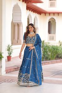 Lehenga spécial mariage en soie Vichitra brodée avec des perles et des fils, avec un chemisier cousu - Product Image 3