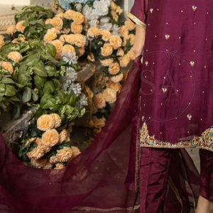 Hermosa Colección Pret con Diseño de Kurta Larga Bordada, Traje de Seda Bordado a la Moda - Product Image 5
