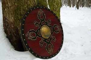 Decoración de Pared Redonda Vikinga Roja de Metal Plateado con Grabado de Boso y Nudos Celtas en Relieve - Product Image 5