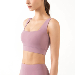 Sujetador deportivo de cuello cuadrado gris para mujer, soporte medio, sin costuras, transpirable, top de yoga y fitness, color sólido, de Run Apparel - Product Image 5