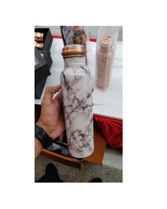 Bouteille en cuivre réutilisable avec des impressions florales en émail pour les routines quotidiennes, voyage, fitness et yoga avec des bienfaits naturels de l'eau - Product Image 2