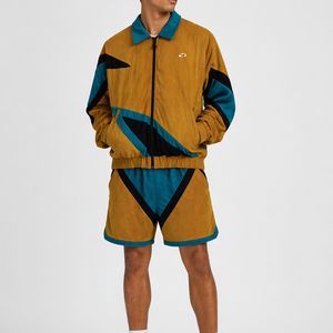 Ensemble survêtement homme rétro personnalisé OEM, coupe-vent imperméable réfléchissant en coton avec logo frontal, veste zippée épaisse et short, sweats à capuche - Product Image 2