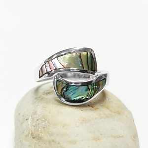 แหวนเปลือกหอยเป๋าฮื้อเงินแท้ แหวนลายคลื่นประดับมุก เครื่องประดับแฟชั่นสวยเก๋ไม่ซ้ำใครสำหรับผู้หญิง - Product Image 5