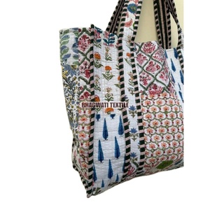 Sac fourre-tout matelassé de style vintage pour femmes Grand sac à main de plage en coton à motif floral avec design personnalisé multicolore pour dames - Product Image 2