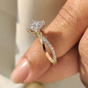 Bague de fiançailles en argent sterling 925 avec moissanite taille princesse VVS1 et bande torsadée pour femme - Product Image 4