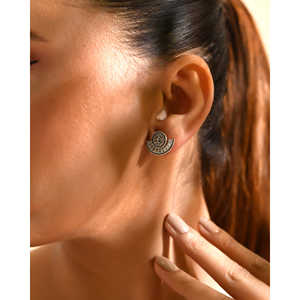 Boucles d'oreilles clous Meera Jaipur Fashion avec clous en argent - Bijoux indiens élégants et stylés Modèle MTER531 - Product Image 1