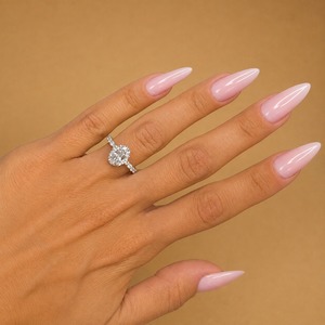 Bague de fiançailles en or blanc 14 carats avec diamant de laboratoire ovale de 2,50 carats, certifié IGI, clarté VVS2, couleur E, pavé latéral, halo caché - Product Image 1