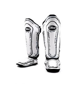 Ensemble de gants et protège-tibias MMA Twins en cuir de vachette premium, légers, respirants, avec fermeture auto-agrippante, pour l'entraînement de boxe et les arts martiaux - Product Image 4