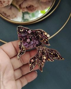 Broche Bordado a Mano con Cuentas, Elegante Pin de Arte para Usar en Chaquetas, Abrigos, Vestidos, Bufandas y Accesorios - Product Image 6