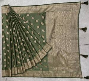 Sari en satin de soie très demandé pour les occasions spéciales, au toucher luxueux et à l'apparence élégante pour femmes, disponible à la vente - Product Image 3