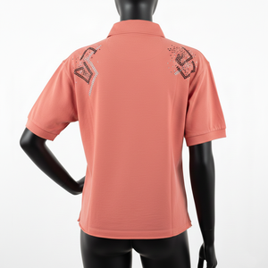 Polo de Punto Piqué Grueso Transpirable para Mujer, 220 GSM, Mezcla de Algodón Suave, Color Coral Melocotón, Logotipo Termoadhesivo con Pedrería - Product Image 2