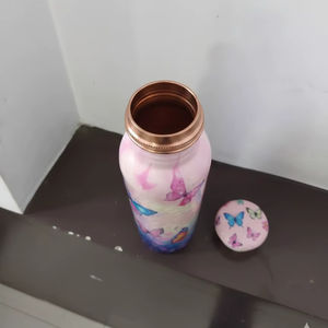 ขวดเบียร์ทองแดงพิมพ์ลายมีนาคารี Wellness Print ขนาด 1 ลิตร ความจุมาก ป้องกันการรั่วซึม ปลอดภัยสำหรับอาหาร พร้อมสติกเกอร์ดีไซน์สวยงาม เหมาะสำหรับเป็นของขวัญสำหรับโรงแรม - Product Image 4