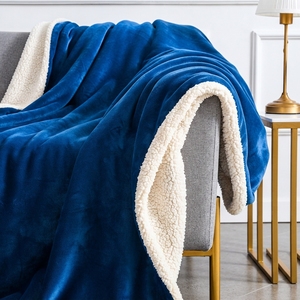 Couverture Sherpa unie bleue en polaire et flanelle, couverture tricotée personnalisée pour la maison et les voyages - Product Image 4