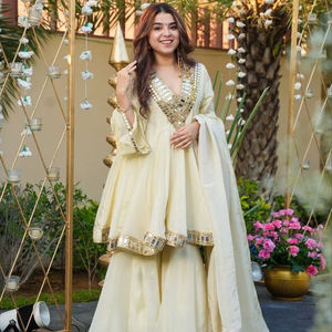 Robe peplum en soie chinon épaisse 16 Kali avec miroir évasé de 4 mètres et broderie codée, ensemble assorti Gharara et Dupatta - Product Image 1