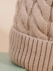Bonnet d'hiver tricoté en acrylique 100% 85G, personnalisé avec logo brodé, vente en gros - 70 couleurs unies, prêt à expédier - Product Image 5