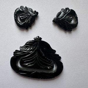 Coffret de 3 pierres en onyx noir naturel TFH, 110 carats, tailles de 47x38 (grande taille) à 25x24 (petite taille) mm, polies à la main. - Product Image 6