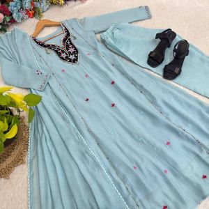 Hellblaues Zari-Besticktes Indisches Oberteil mit Blumenmuster und Perlenbesetztem Halsband, Schnelltrocknende Bluse für Alle Jahreszeiten, Pakistanische Festtagskleidung - Product Image 3