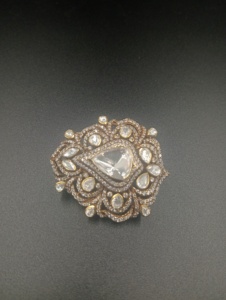Broche Fleur Plaqué Or avec Sertissage Triangulaire en Moissanite, Accessoire de Bijouterie Unisexe pour Vêtements, Cadeau de Mariage - Product Image 4