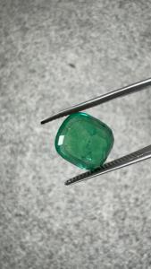 Émeraude naturelle certifiée GIA de 3,90 carats, provenant de la mine de Zambie, de forme coussin, vert vif, pierre précieuse en vrac pour bijoux de luxe sur mesure - Product Image 3