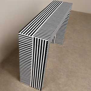 Table console moderne à rayures noires et blanches, meuble contemporain pour entrée et salon, design durable par BELLADEC - Product Image 2