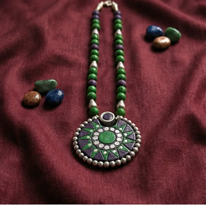Collier Bohème Vert Soleil Éclatant avec Pendentif Perlé, Bijou Ethnique pour Femme, Idéal Cadeau, Fête, Mariage - Product Image 4