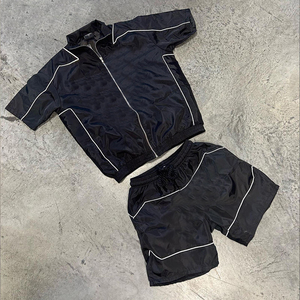 ชุดเซ็ตแจ็คเก็ตซิปและกางเกงขาสั้นผ้าไนลอน 100% คุณภาพสูงสำหรับผู้ชาย สไตล์ลำลอง ตกแต่งด้วยการปักสีแบบแพทช์เวิร์ค น้ำหนักเบา กันลม - Product Image 1